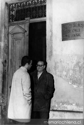Salvador Allende en la sede del Partido Socialista