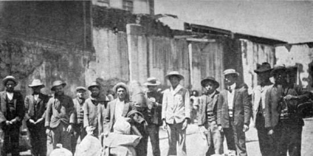 Obreros detenidos conduciendo sus equipajes, 1908