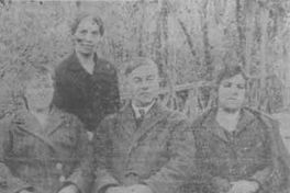 Recabarren junto a sus hermanas, ca. 1900
