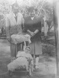 Mario Góngora junto a su esposa e hija