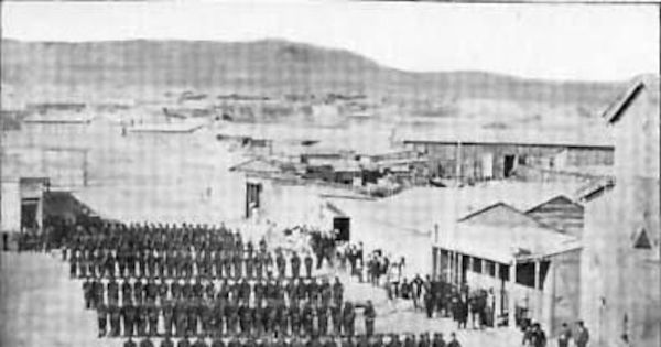 Ejército chileno en 1879 : Batallón 3o. de línea formados en columnas en la Plaza Colón, Antofagasta.