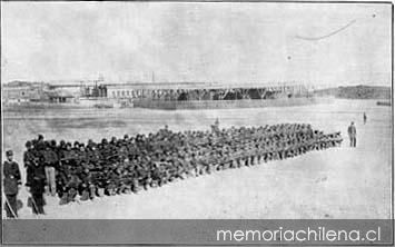 Cuarta compañia del Batallón Cívico de Artillería Naval al mando de su capitán don Alejandro Frederick, practicando ejercicios de guerrilla en el campamento de Antofagasta