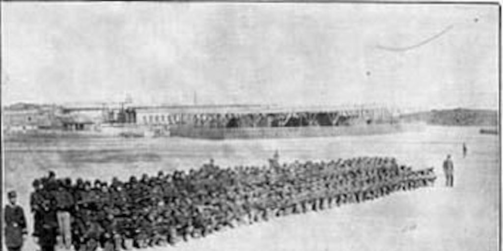 Cuarta compañia del Batallón Cívico de Artillería Naval al mando de su capitán don Alejandro Frederick, practicando ejercicios de guerrilla en el campamento de Antofagasta