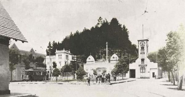 Los tranvías eléctricos de Valparaíso terminan aquí su carrera. Al fondo una colina plantada de pinos en la Quinta Vergara ...