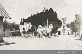 Los tranvías eléctricos de Valparaíso terminan aquí su carrera. Al fondo una colina plantada de pinos en la Quinta Vergara ...