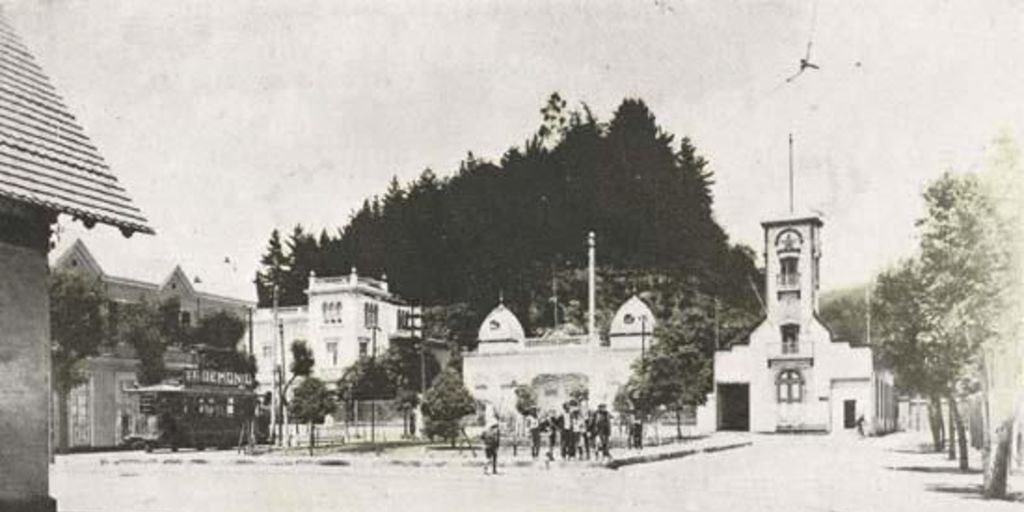 Los tranvías eléctricos de Valparaíso terminan aquí su carrera. Al fondo una colina plantada de pinos en la Quinta Vergara ...