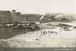 Después del Palacio Santa María, coronan las colinas las hermosas construcciones de la familia Fernández Jara, frente al balneario de Recreo