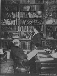 Medina en su biblioteca acompañado por su esposa Mercedes Ibáñez