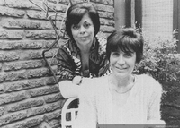 Ir a Patricia Verdugo junto a Carmen Hertz, hacia 1990