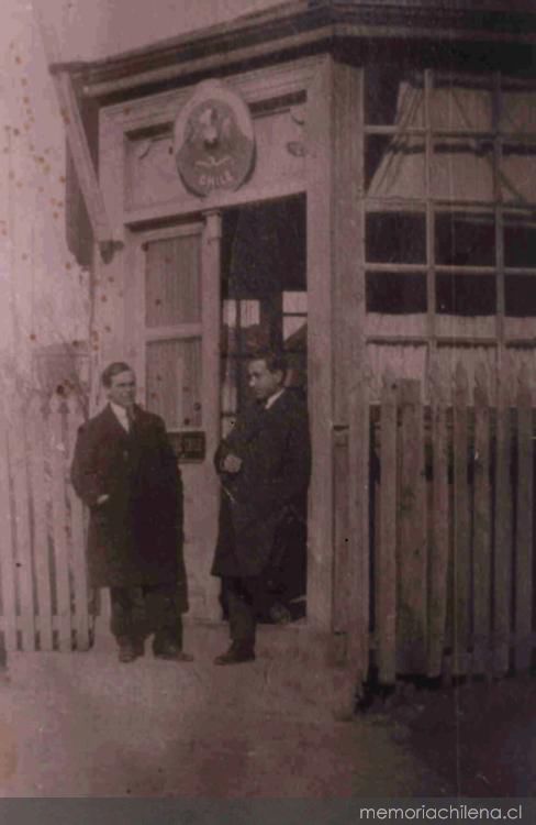 Juan Guzmán Cruchaga en el Consulado de Chile en Río Gallegos Argentina, hacia 1921