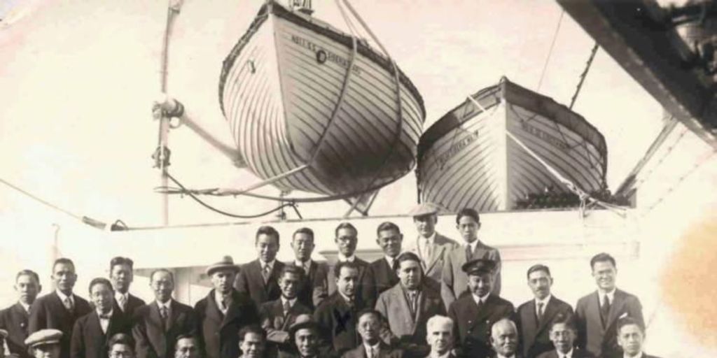 Juan Guzmán Cruchaga entre los pasajeros de un barco rumbo a Hong-Kong desde Argentina