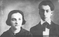 Pablo Neruda junto a su hermana hacia 1916