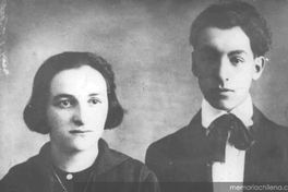 Pablo Neruda junto a su hermana hacia 1916