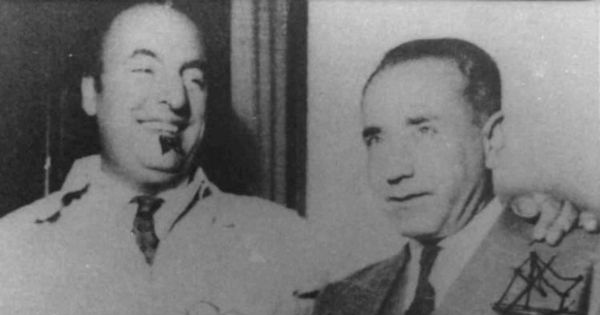 Pablo Neruda junto a Juan Guzmán Cruchaga