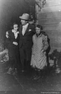 Pablo Neruda junto a su mamadre, Trinidad Candia, y su hermana, en Temuco