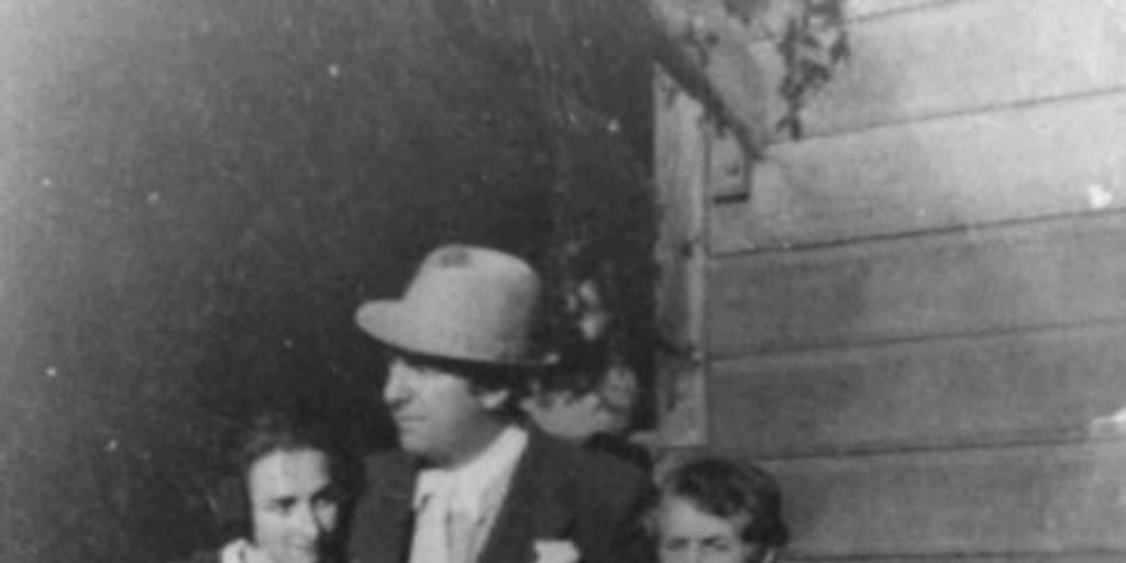 Pablo Neruda junto a su mamadre, Trinidad Candia, y su hermana, en Temuco