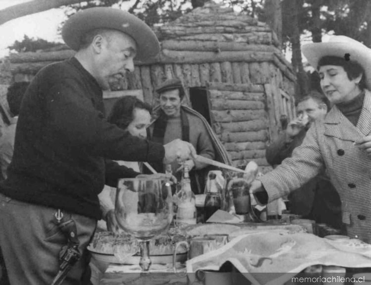 Pablo Neruda junto a intelectuales y amigos en Isla Negra