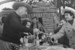 Pablo Neruda junto a intelectuales y amigos en Isla Negra