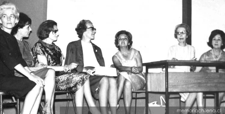 Alicia Morel, Mónica Echeverría, Pepita Turina, Maité Allamand, Estela González, Ester Huneeus y Gabriela Yáñez,