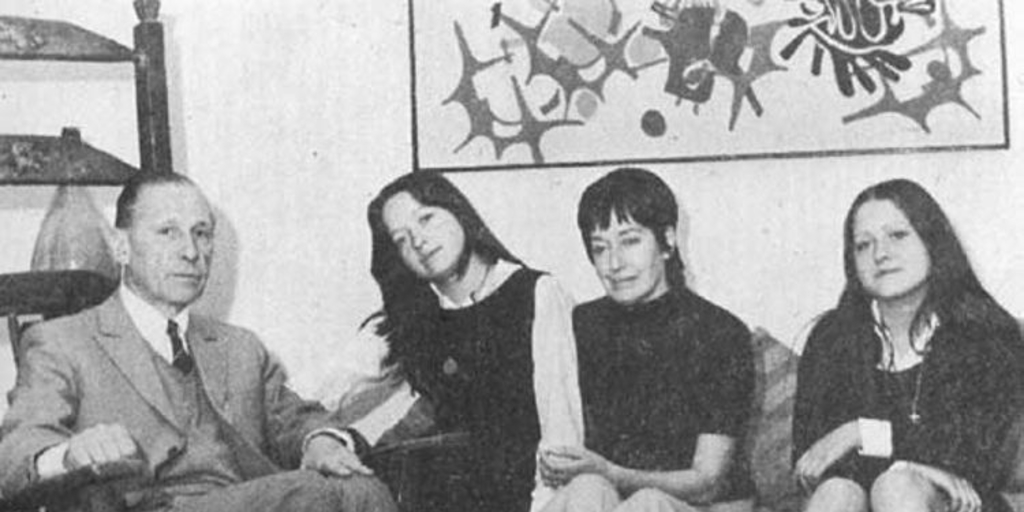 María Silva Ossa con Carlos René Correa y dos de sus hijas