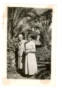 Gabriela Mistral y una compañera de colegio (Montegrande, 1954)