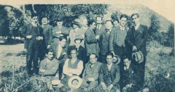 Profesores del Liceo Valentín Letelier en despedida a Carlos Mondaca