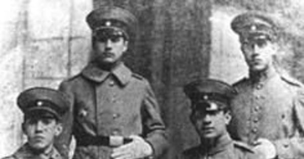 Alberto Hurtado Cruchaga: Servicio militar en el regimiento Yungay, 1929, sentado a la izquierda