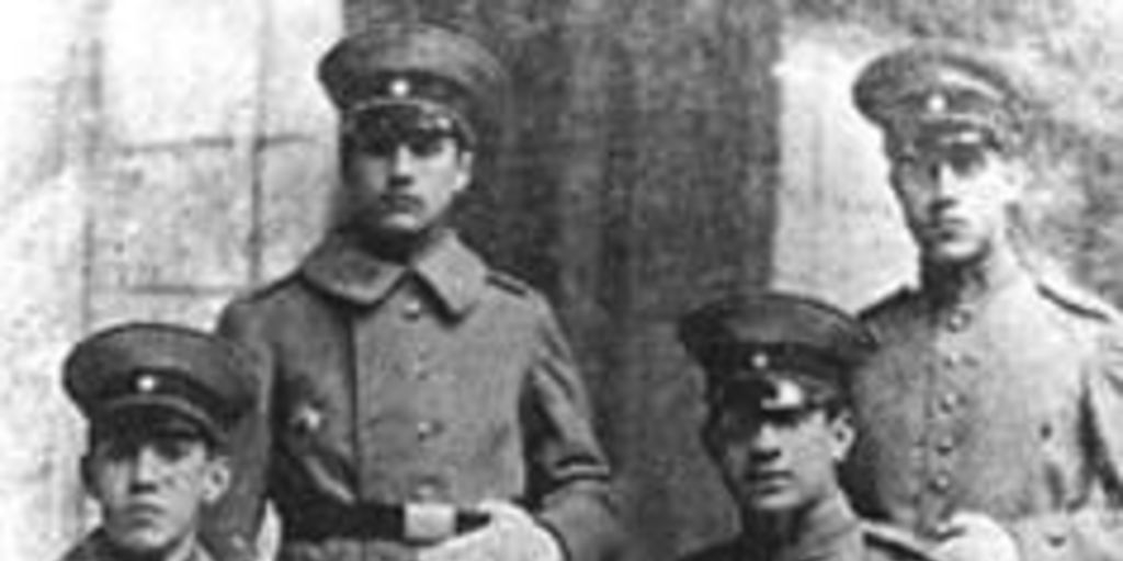 Alberto Hurtado Cruchaga: Servicio militar en el regimiento Yungay, 1929, sentado a la izquierda