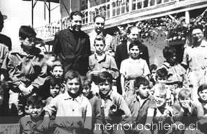 Padre Alberto Hurtado con niños