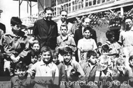 Padre Alberto Hurtado con niños