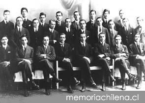 Alberto Hurtado con sus compañeros en el Colegio San Ignacio, 1917