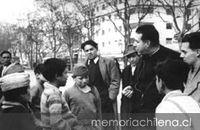 Padre Alberto Hurtado con niños de la calle