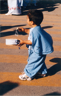 Niño bailando a la Virgen de la Candelaria, febrero, 2000