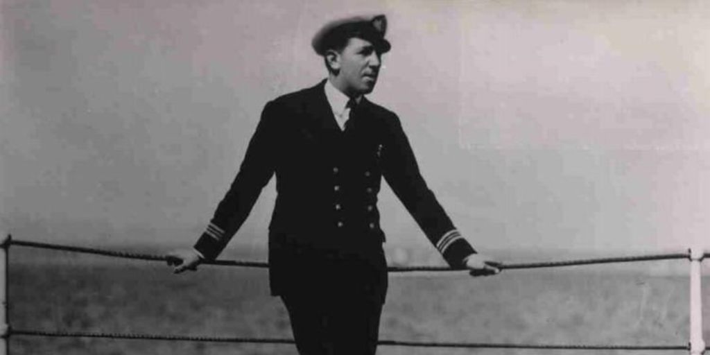Juan Marín a bordo del Buque Almirante Latorre de la Armada chilena