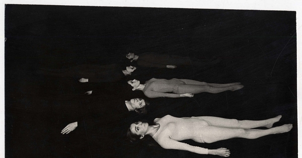 Foto grupal, mimos acostados de espalda, 1970
