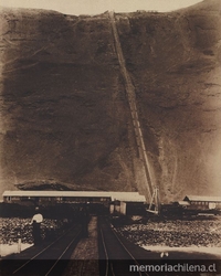 Andarivel, bodega y muelle perteneciente a la Oficina Salitrera Agua Santa, Caleta Buena, 1889 Andarivel, bodega y muelle perteneciente a la Oficina Salitrera Agua Santa, Caleta Buena, 1889