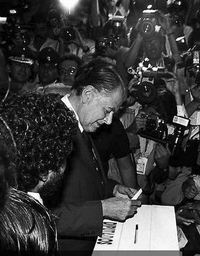 Patricio Aylwin A. emite su voto el día de la elección presidencial, 1989.