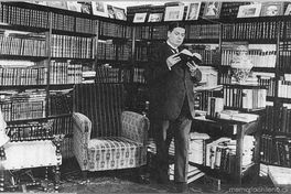 Joaquín Díaz Garcés en la biblioteca de su casa