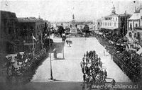 S.E. el Vicepresidente de la República y la comitiva en Dirección a la Intendencia, 1910