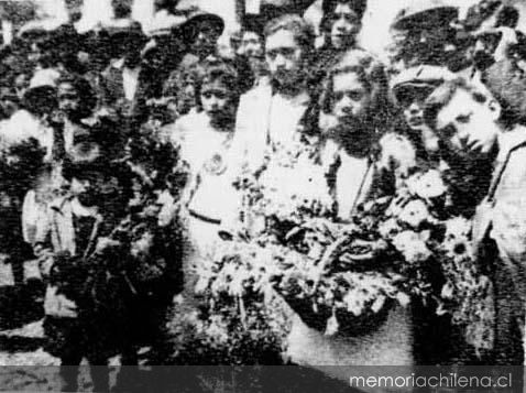 Ofrendas populares en el funeral de Luis Emilio Recabarren, 1924