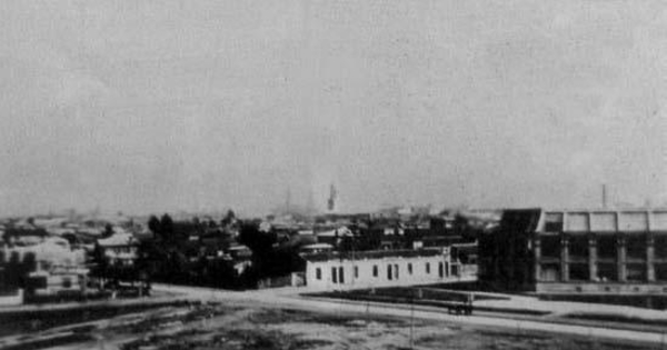 Vista hacia el nor-poniente, desde la actual posición de Farmacia. Al fondo se ven las torres de San Agustín y de la Catedral, ya desaparecidas