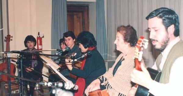 Gabriela Pizarro en sala América de la Biblioteca Nacional de Chile, junio 1994