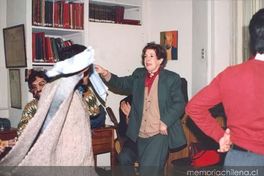 Raquel Barros bailando cueca en la inauguración del Archivo de Literatura Oral y Tradiciones Populares, junio 1993