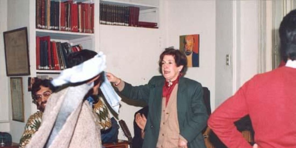 Raquel Barros bailando cueca en la inauguración del Archivo de Literatura Oral y Tradiciones Populares, junio 1993