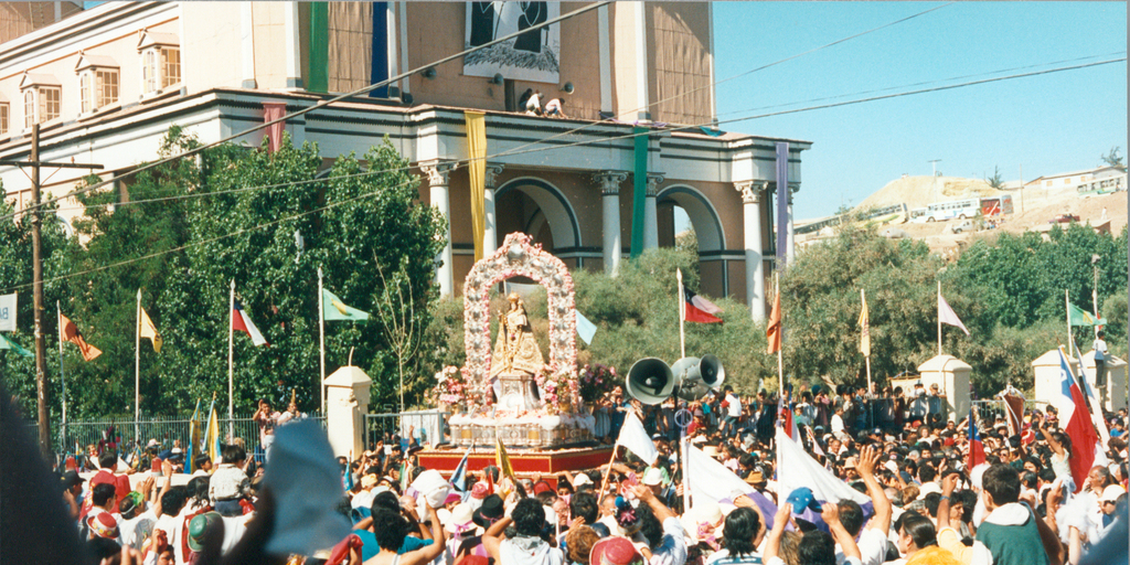 Fiesta de la Virgen de Andacollo, iglesia y fieles, diciembre, 1996