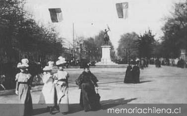 Un grupo de damas en la calle Alameda, hacia 1900