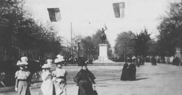 Un grupo de damas en la calle Alameda, hacia 1900