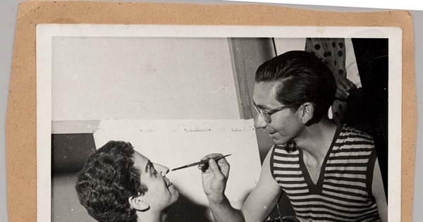 E. Noisvander maquillando a Victor Jara, 1955