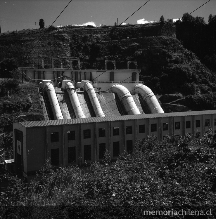 Edificio y tuberías de la Central Hidroeléctrica Pilmaiquén, hacia 1960