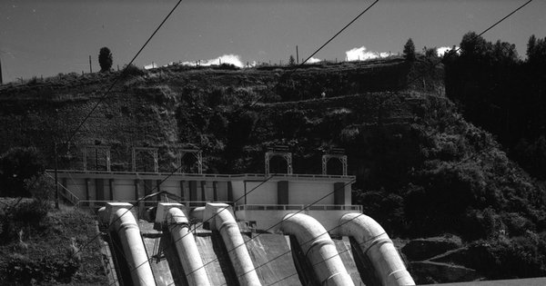 Edificio y tuberías de la Central Hidroeléctrica Pilmaiquén, hacia 1960